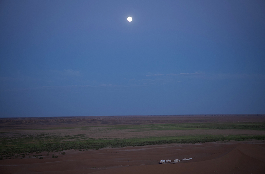 full moon, aluna adventure women at Erg Chebbi, dunes