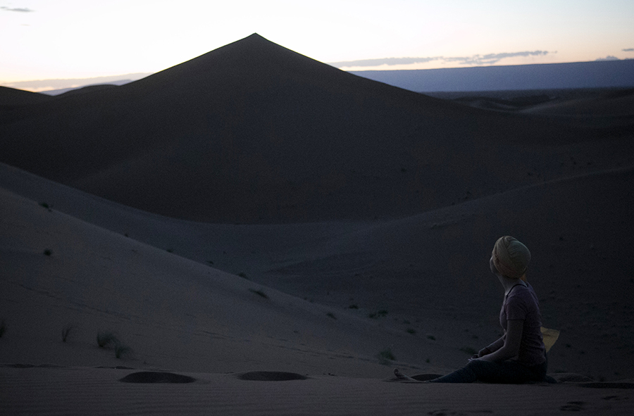  Heidi Roland photography, aluna adventure women at Erg Chebbi, dusk at dunes