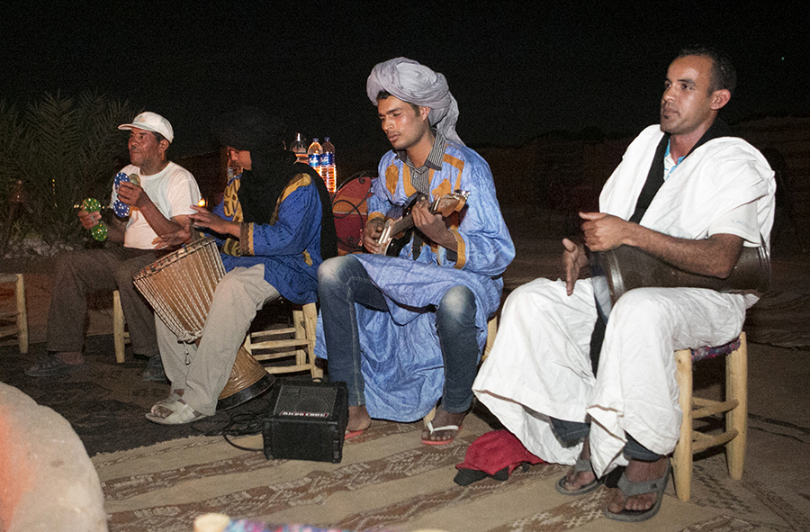 Bivouac Chegaga, aluna adventure, heidi roland photography, Tuareg campfire music