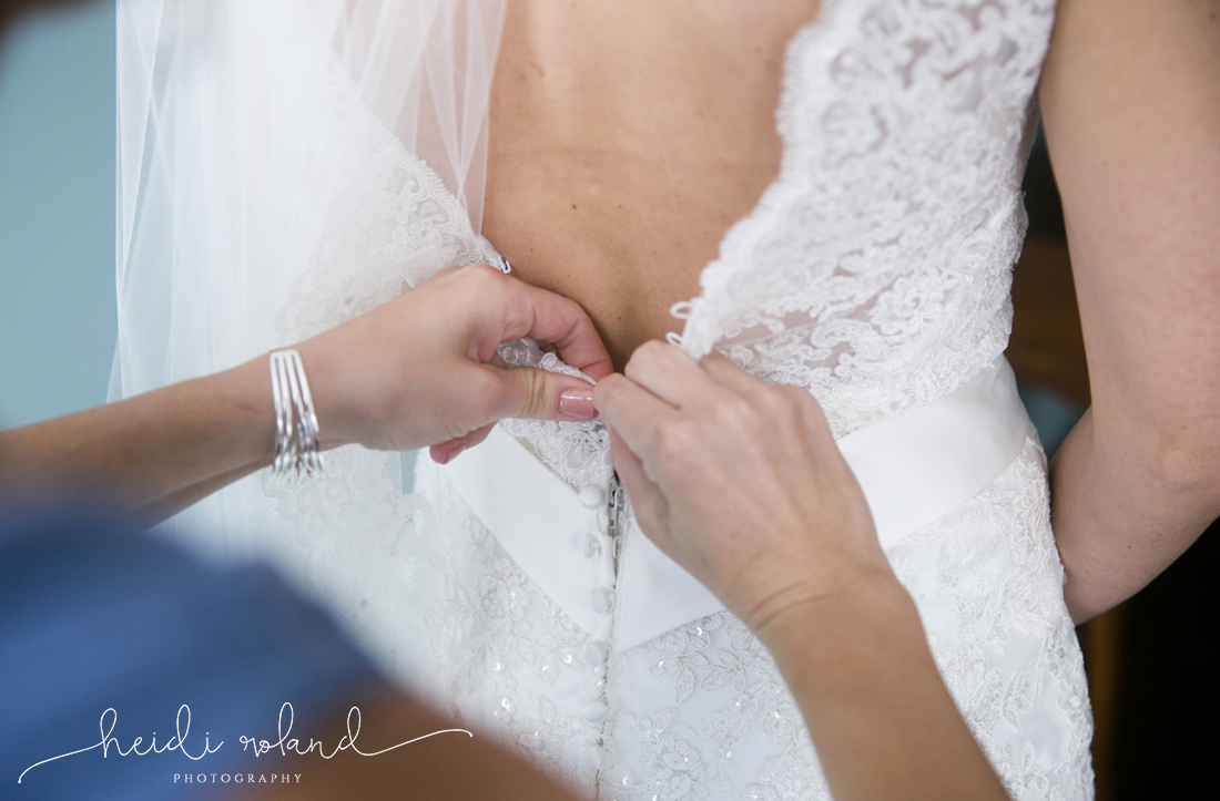 White Manor Country Club, Heidi Roland Photography, mom buttoning up the wedding dress