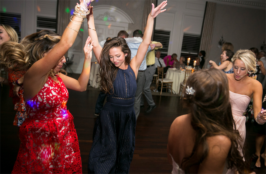 guests dancing at Blue Bell Country Club wedding