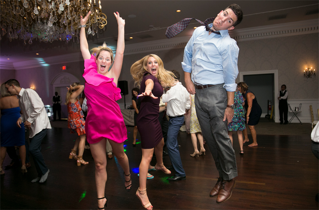 guests dancing at Blue Bell Country Club wedding