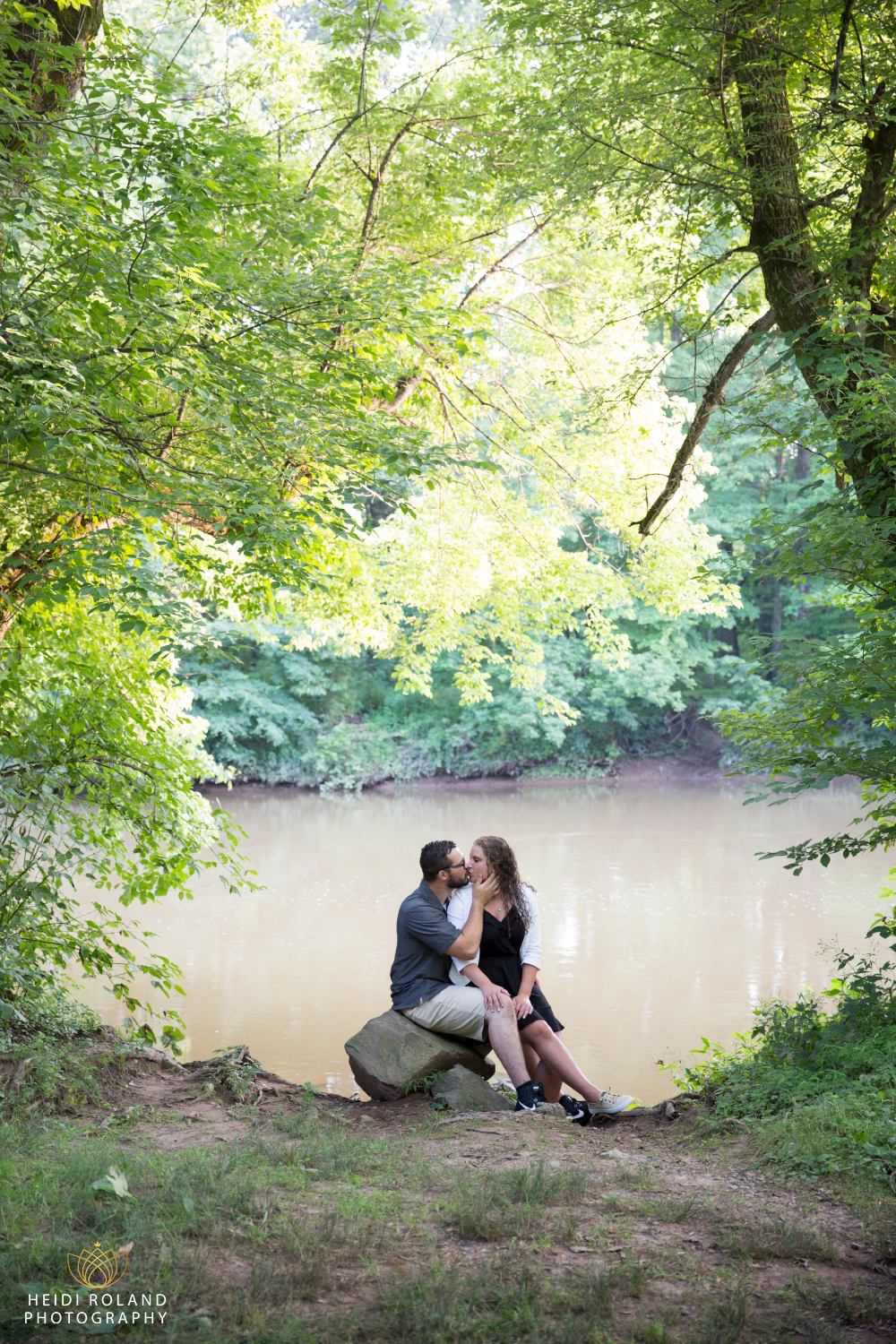 couple kissing in Tyler state park