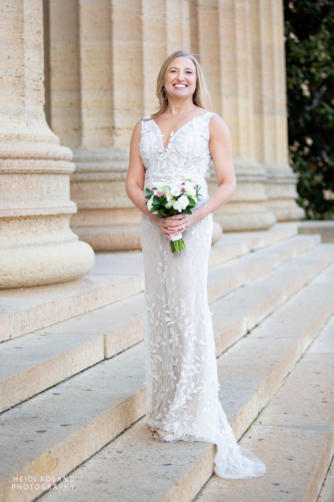 bride posing in front of the columns at the Philadelphia Museum of Art