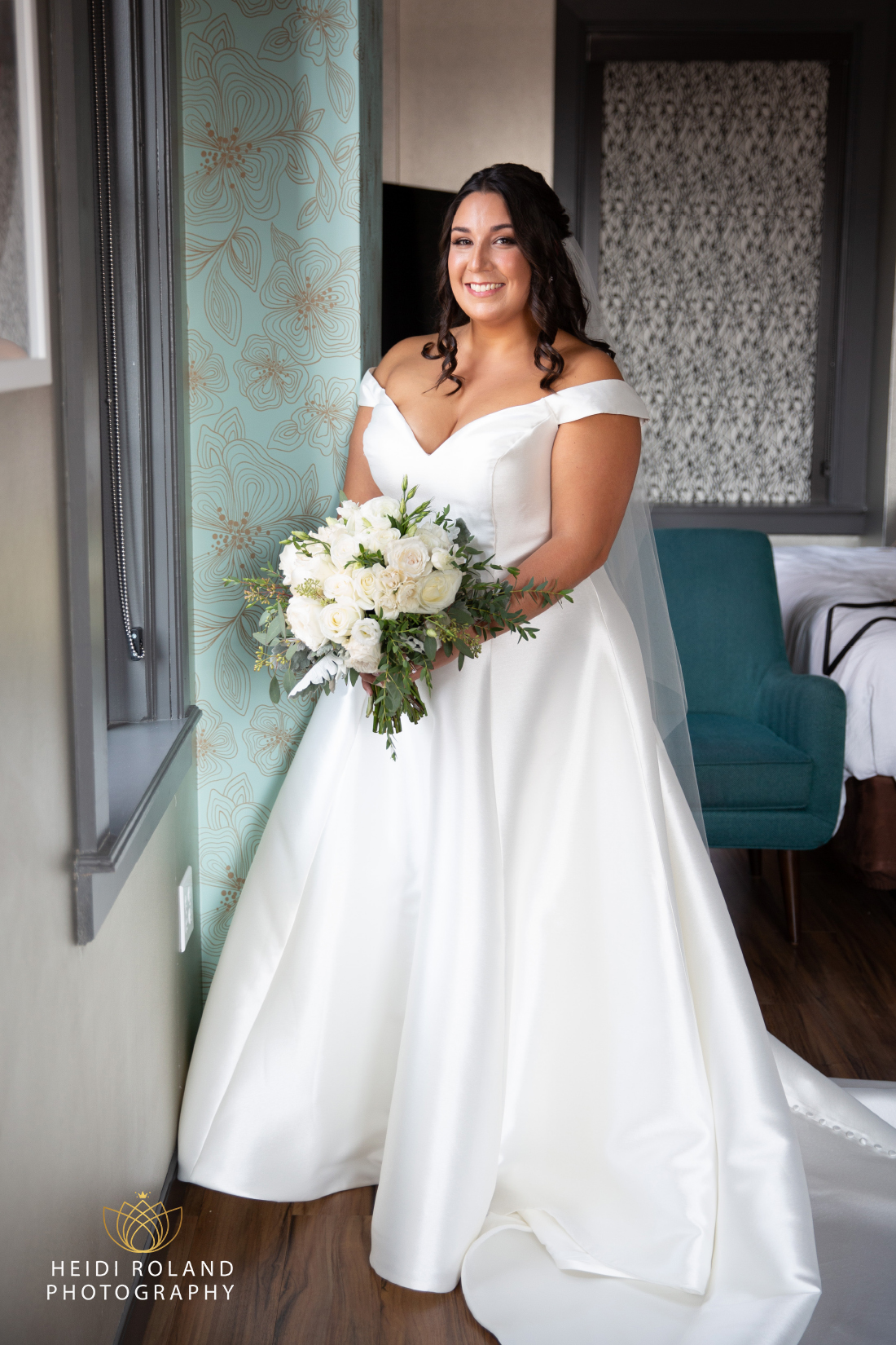 Philadelphia bride holding a bouquet of white roses in hotel room