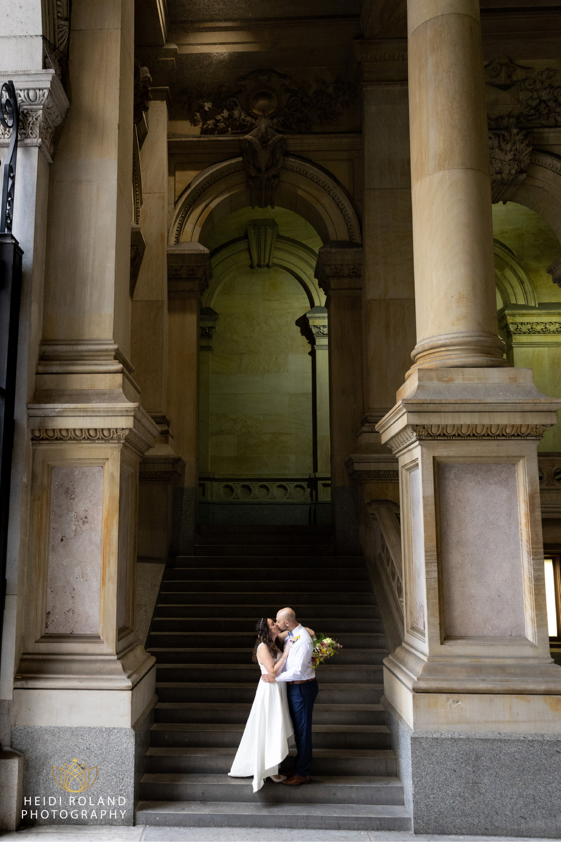 bride and groom kissing at Philadelphia City Hall